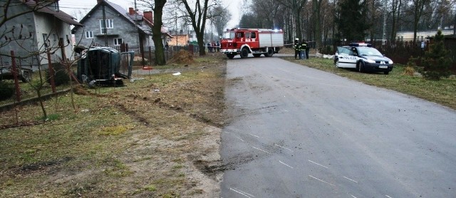 Wypadek w Sułkowicach: skoda favorit zjechała na drugi pas ruchu i uderzyła w dziewczynkę pchającą wózek z trzyletnim chłopcem.