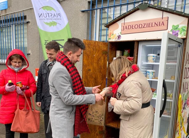 Nowe jadłodzielnie zostały otwarte w Wojkowicach i CzeladziZobacz kolejne zdjęcia. Przesuwaj zdjęcia w prawo - naciśnij strzałkę lub przycisk NASTĘPNE