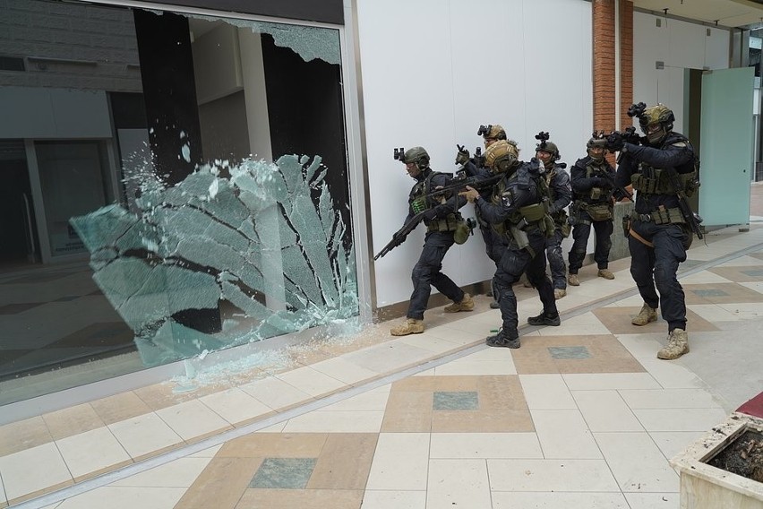 Kraków. Policja zaczęła demolować zamkniętą galerię handlową. Spokojnie, to ćwiczenia