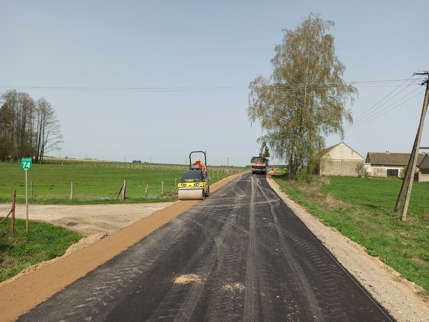 W terenie gminy Tykocin trwa remont drogi powiatowej Saniki...