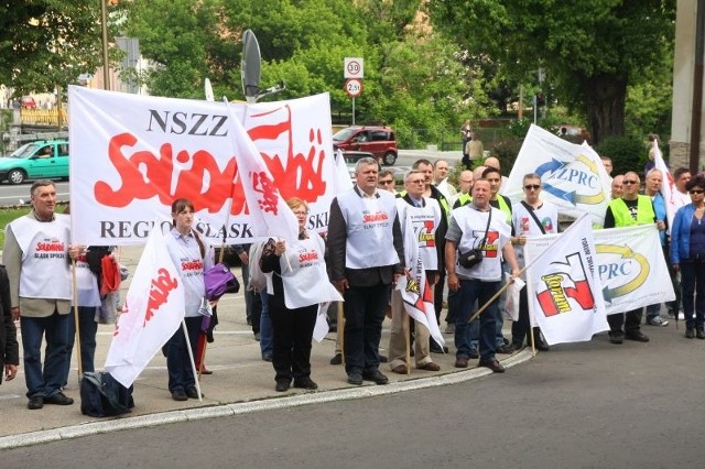 Pikieta związkowców pod urzędem wojewódzkim.