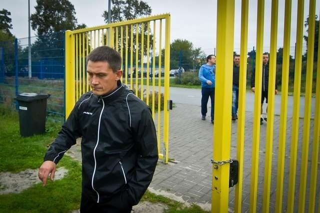 Mariusz Rumak wchodząc przez bramę na boczne boisko Zawiszy na pierwszy trening.