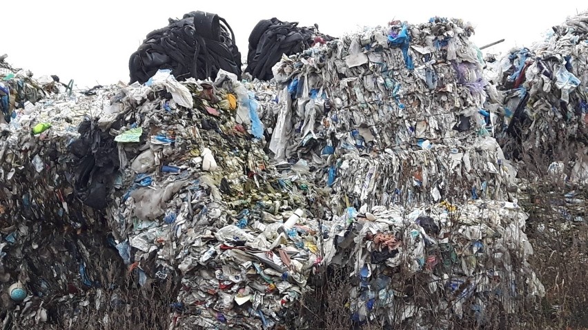 Pobór wody, a tuż obok nielegalne wysypisko śmieci w gminie Gniew. Problem trwa od kwietnia 