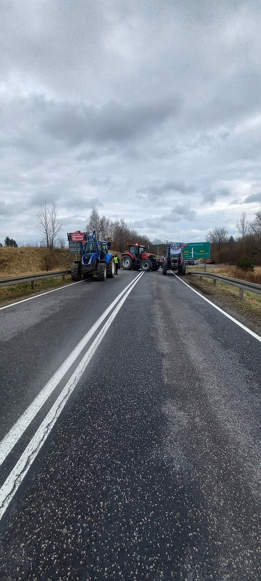 Rolnicy protestowali w Czekarzewicach w powiecie opatowskim. Zablokowana była droga numer 79