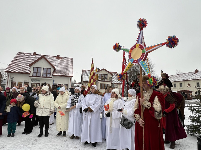 Orszak Trzech Króli w Tykocinie. Było widowiskowo, a wydarzenie po raz kolejny połączyło lokalną społeczność. Zobacz zdjęcia