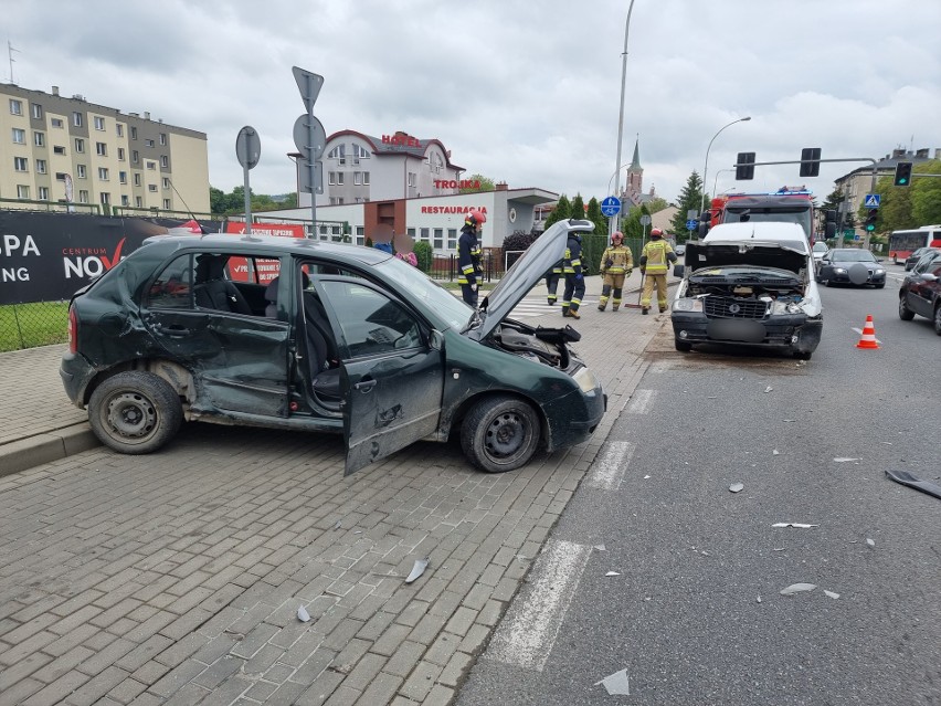Wypadek w Przemyślu. Na ul. Lwowskiej zderzyły się dwie osobówki. 7-letnia dziewczynka w szpitalu [ZDJĘCIA]