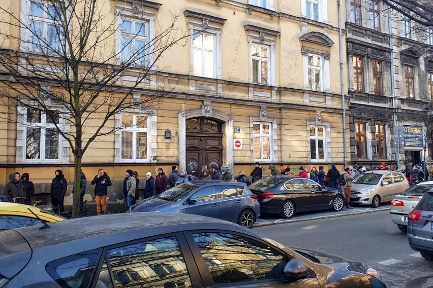 Ogromne kolejki do biura paszportowego w Krakowie. "Lepiej mieć paszport w domu, bo nie wiadomo kiedy się przyda"