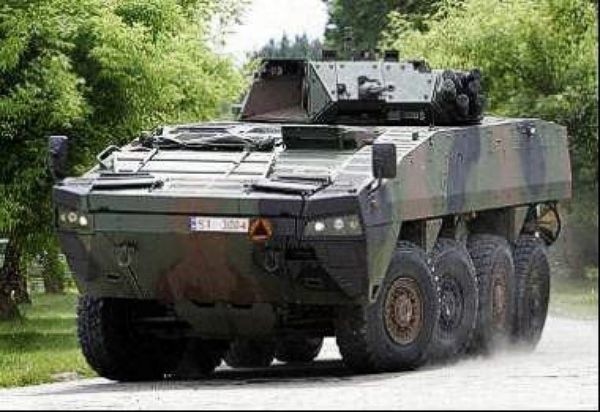 AMW 8X8 z wieżą OTO Breda Hitfist. Transporter obsługuje 2 członków załogi. Na pokład zabiera drużynę piechoty (10 żołnierzy).