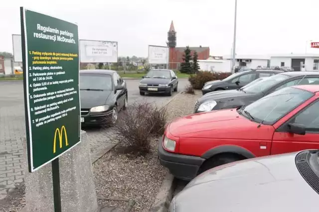 Takie tablice informacyjne stanęły na parkingu przy restauracji McDonald's przy ulicy Wernera.