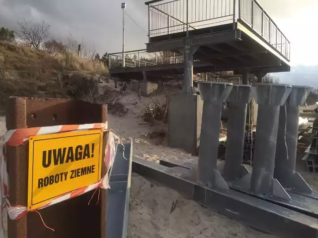 Jak już informowaliśmy, w Mielnie budowana jest nowa promenada, która połączy wreszcie dwa stare odcinki „starej” promenady. Zapraszamy do obejrzenia zdjęć z budowy. Czytaj więcej > W Mielnie powstaje promenada. Spacer nad morzem będzie bardzo przyjemnyZobacz także: Mielno: Morsy przywitały Nowy Rok 2018