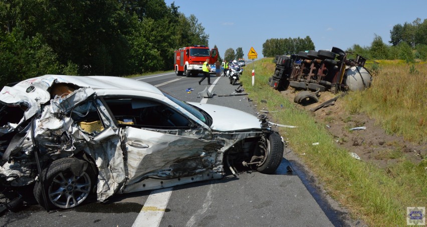 Wypadek na krajowej 11. Doszło do zderzenia osobowego BMW z...