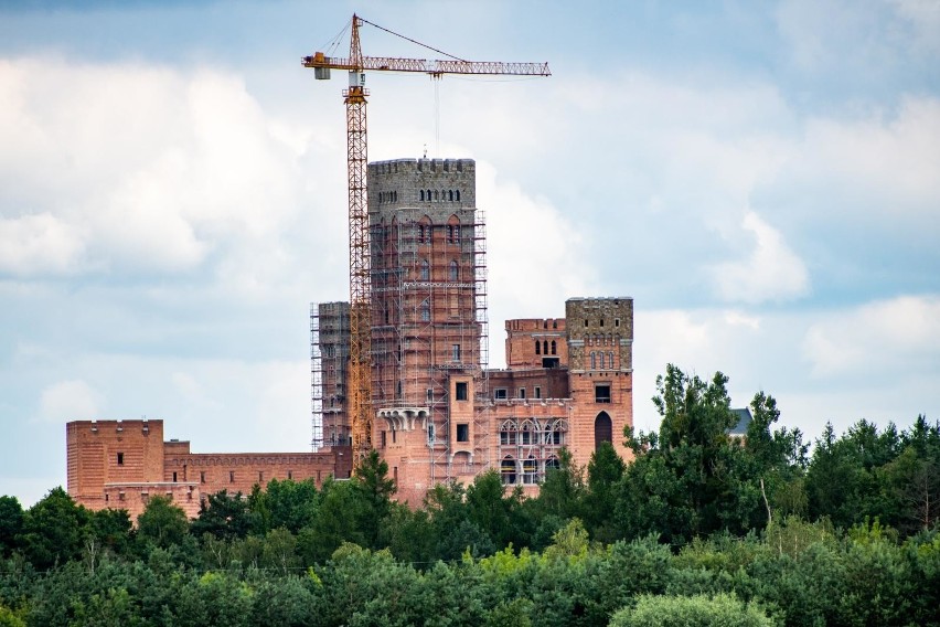 Jest przełom w śledztwie dotyczącym budowy zamku w Stobnicy....
