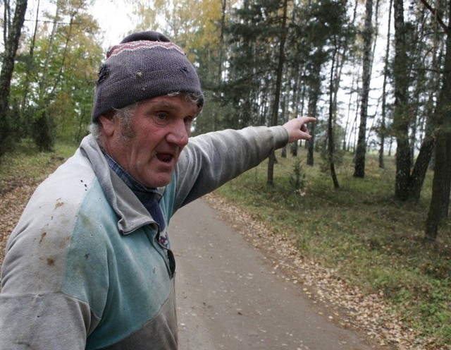 Wariata chcą ze mnie zrobić, mówią, że niszczę "pastuchy". A ja o drodze chcę rozmawiać, o tym, że jest wąska i niebezpieczna. W końcu dojdzie tu do tragedii - uważa Marian Karwowski