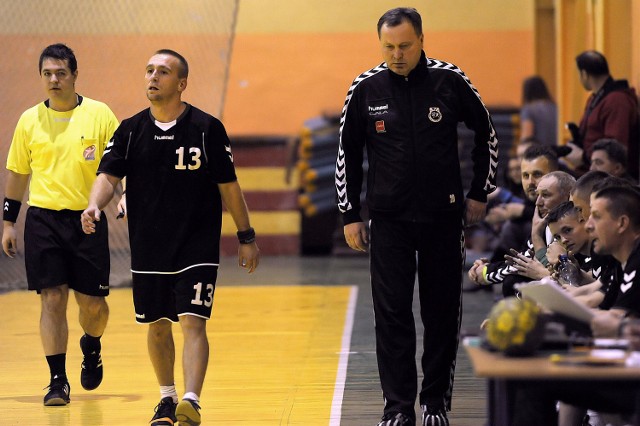 Trener Marek Tyda  (z prawej) obok Maciej Gakan, po ostatnich dwóch meczach miał sporo uwag do gry swoich zawodników.