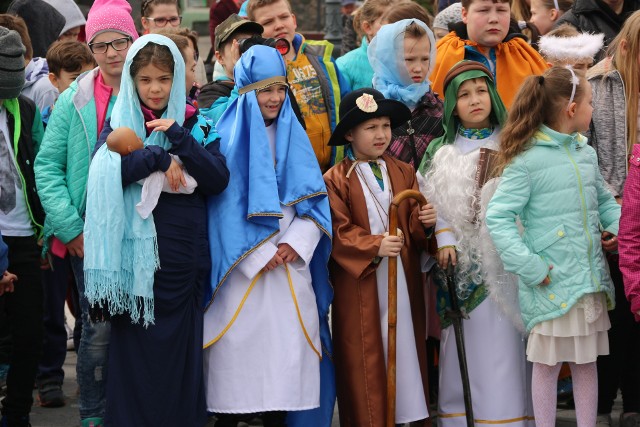 W „Żakinadzie” (na zdjęciu: uczestnicy ubiegłorocznego wydarzenia) udział wziąć może każdy - nie tylko dzieci - kto przebierze się za świętego. To spotkanie odbędzie się w WDK