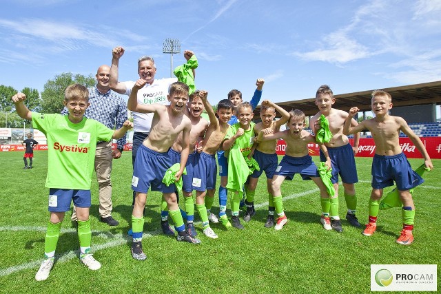 Za nami piłkarskie emocje związane z wielkim finałem turnieju piłki nożnej dla dzieci z małych miejscowości i wsi, PROCAM CUP 2019. Najlepszą drużyną trzeciej edycji rywalizacji została Sparta Sycewice.Do nadmorskiego Kołobrzegu przyjechało sześć drużyn, które wygrały turnieje regionalne będące przepustkami do wielkiego finału. Dla wielu uczestników rywalizacji był to pierwszy raz nad polskim morzem, z czego młodzi piłkarze nie ukrywali zadowolenia. Warto podkreślić, że najwięcej kilometrów do pokonania, by wziąć udział w wielkim finale miała drużyna Olimp Mircze, a więc z miejscowości oddalonej od Kołobrzegu o 850 kilometrów.- Gratuluje wszystkim uczestnikom naszego turnieju, bowiem każdy, bez względu na wynik końcowy, jest jego zwycięzcą. Cieszę się, że w tym roku udział w rywalizacji wzięło blisko 1000 piłkarzy z całej Polski – powiedział Michał Ciszak, prezes zarządu PROCAM Polska.Od samego początku finałowej rywalizacji najwyższy poziom sportowy prezentowały drużyny SP Pogorzela oraz Sparta Sycewice. Ci drudzy dość niespodziewanie w trzeciej kolejce spotkań ulegli zespołowi Talent Trzebnica i wydawało się, że przekreśli to im szansę na zwycięstwo w turnieju. Kluczowy okazał się jednak bezpośredni pojedynek pomiędzy dwiema najlepszymi drużynami, w którym Sparta Sycewice pokonała zespół z Pogorzeli 3:1, zwyciężając tym samym w wielkim finale rywalizacji.- Emocje jakie towarzyszyły tegorocznym meczom finałowym są nie do opisania – stwierdził Artur Juszczyński, dyrektor sprzedaży firmy BASF Polska. – Nasz turniej to prawdziwe pole do sukcesu dla młodych ludzi, jak również dowód na to, że dzieci z małych miejscowości i wsi posiadają ogromny potencjał, który przy pomocy dorosłych należy rozwijać i pielęgnować – dodał dyrektor Juszczyński.Skoro o dorosłych mowa, to warto zauważyć, że na stadionie w Kołobrzegu pojawiło się wielu kibiców i rodziców, którzy żywiołowo wspierali swoje drużyny. Gościem specjalnym turnieju finałowego był Paweł Kryszałowicz, były Reprezentant Polski, który w barwach narodowych strzelił 10 bramek. – Myślę, że każdy młody człowiek marzy o występach w Reprezentacji Polski. Dziś młodzi piłkarze mają świetne warunki do treningów, natomiast tylko od nich zależy, jak potoczą się ich sportowe kariery. Trzymam kciuki za każdego uczestnika turnieju PROCAM CUP i liczę, że już za jakiś czas stanowić będą oni o sile polskiej ligi i drużyny narodowej – stwierdził Kryszałowicz.Póki co jednak młodym piłkarzom z Sycewic, którzy okazali się najlepsi w finałowej rywalizacji, przyjdzie obejrzeć mecz Reprezentacji Polski z perspektywy trybun. Nagrodą główną w turnieju był bowiem bilet wstępu na mecz Polska – Austria, który odbędzie się we wrześniu tego roku na PGE Stadionie Narodowym. Najlepszym zawodnikiem zwycięskiej drużyny wybrany został Oskar Rymuszko. Na kolejnych miejscach plasowali się kolejno: SP Pogorzela, Michałki Dobre Miasto, Talent Trzebnica, Sokół Pyrzyce i Olimp Mircze. Wyróżnienia indywidualne otrzymali natomiast: Bartek Kubiak (SP Pogorzela), Michał Świdowski (Michałki Dobre Miasto), Franek Sot (Talent Trzebnica), Jakub Olszewski (Sokół Pyrzyce) i Patryk Sienicki (Olimp Mircze).Tym samym III edycja turnieju piłki nożnej dla dzieci z małych miejscowości i wsi PROCAM CUP 2019 przechodzi do historii. Bez względu na wyniki meczów finałowych zwycięzcami rywalizacji są jej wszyscy uczestnicy. Zwyciężyła bowiem piłkarska rywalizacja w duchu zasad fair play, jak również dzięki turniejowi zaszczepiono w dzieciach jeszcze większą miłość i motywacje do uprawiania sportu, z piłką nożną na czele. Pozostaje tylko, zgodnie ze słowami Pawła Kryszałowicza, liczyć iż o uczestnikach turnieju będzie wkrótce głośno. Niech spełnią się ich marzenia o wielkich piłkarskich karierach! Do zobaczenia za rok.Klasyfikacja końcowa:1.       Sparta Sycewice – 12 punktów2.       SP Pogorzela – 12 punktów3.       Michałki Dobre Miasto – 9 punktów4.       Talent Trzebnica – 4 punkty5.       Sokół Pyrzyce – 4 punkty6.       Olimp Mircze – 3 punktyZobacz także Kotwica Kołobrzeg - Gwardia Koszalin