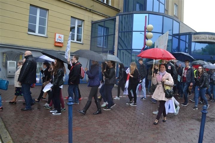 Częstochowa: Protest w obronie I Liceum Ogólnokształcącego...