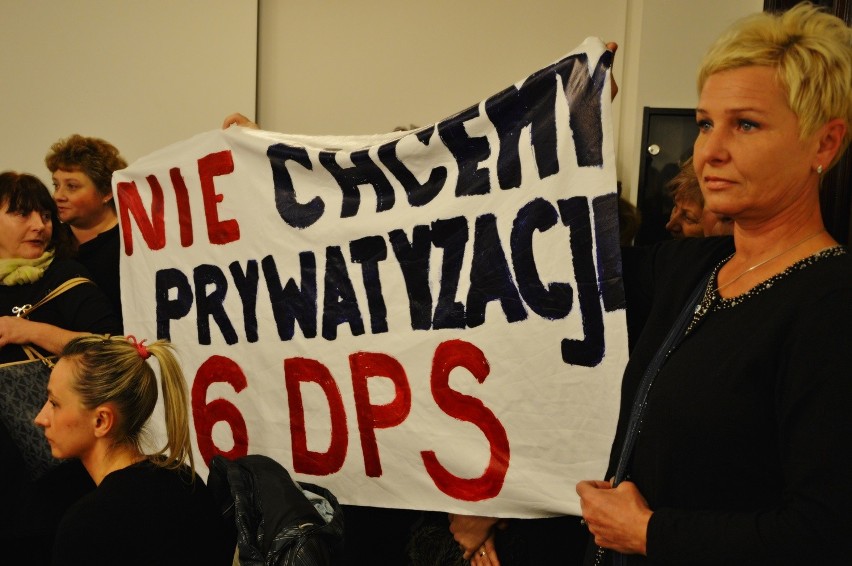 Pracownicy Domów Pomocy Społecznej w Łodzi nie chcą ich prywatyzacji. Boją się o pracę [ZDJĘCIA]
