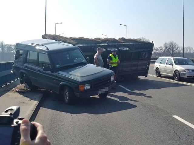 Do zdarzenia doszło w sobotę, 23 marca, na moście Lubuskim w Gorzowie. Przewróciła się przyczepa z sianem ciągnięta przez land rovera. Kierujący land roverem najprawdopodobniej jadąc za szybko wpadł w poślizg. Samochód z przyczepa wyładowaną sianem zaczęło rzucać pod drodze. Pojazd uderzył kołem w krawężnik z taką siłą, że zostało ono wyłamane. Skutkiem takiego biegu zdarzeń było przewrócenie się przyczepy i blokada mostu. Na miejsce przyjechała gorzowska drogówka. Na szczęście nikomu nic się nie stało.Autor: Piotr JędzuraZobacz również: Magazyn Informacyjny Gazety Lubuskie - 100. wydanie jubileuszowePOLECAMYSąd w Gorzowie podtrzymuje decyzję: kradzież roweru w Kostrzynie nad Odrą była fikcją!