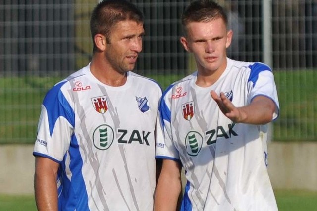 Adam Deja (z prawej) był na testach w ekstraklasowej Jagiellonii Białystok, ale z tego klubu do MKS-u nie wpłynęła oferta transferowa dla niego. Obok kapitan kluczborskiej ekipy Łukasz Ganowicz.