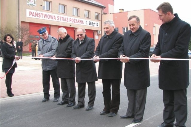 Uroczystego otwarcia nowych ulic z udziałem wojewody Macieja Żywny (z prawej) dokonano opodal hajnowskiej komendy Państwowej Straży Pożarnej
