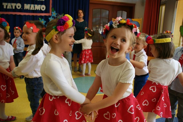 W ubiegłym tygodniu w Przedszkolu Miejskim nr 5 odbyły się uroczystości z okazji Dnia Matki. Dzieci z grupy "Kotki" przygotowały z tej okazji specjalny program dla rodziców. Była orkiestra, popisy taneczne, a także scenka teatralna.