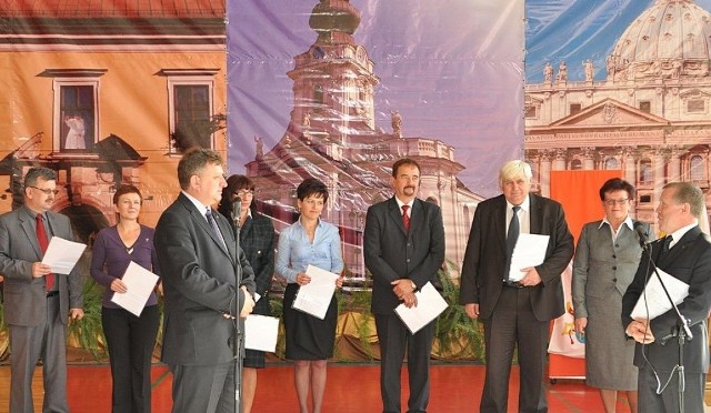 Nagrodzeni przez burmistrza Daleszyc Wojciecha Furmanka pedagodzy w komplecie. Dyrektor gimnazjum imienia Jana Pawła II w Daleszycach Jan Cedro (pierwszy z prawej) otrzymał nagrodę Ministra Edukacji Narodowej.