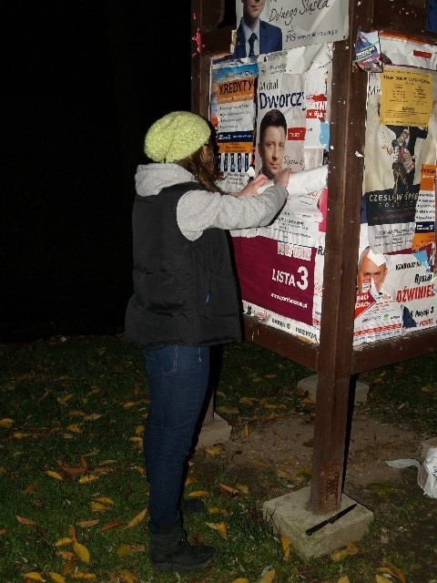 Zdejmowanie plakatów wyborczych partii Razem na Dolnym...