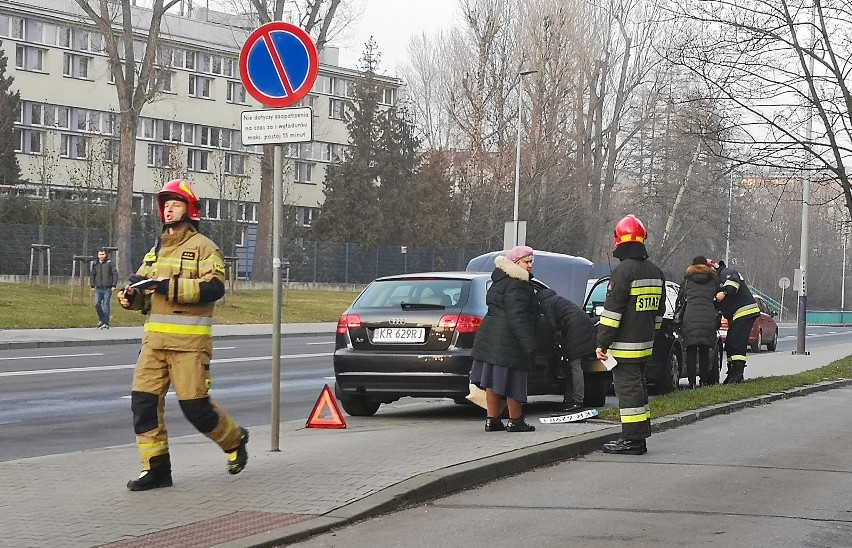 Kraków. Stłuczka na ul. Olszyny. Tworzą się korki [ZDJĘCIA]