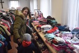 Darmowy "sklep" dla uchodźców! "Półki dobra" w Rybniku już działają. Znajdą tam ubrania, żywność, artykuły medyczne
