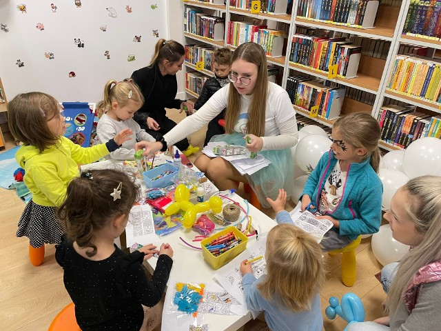 Nowe czytelnicze miejsce na mapie Katowic otwarto na Osiedlu Franciszkańskim przy ulicy Braci Mniejszych 2.