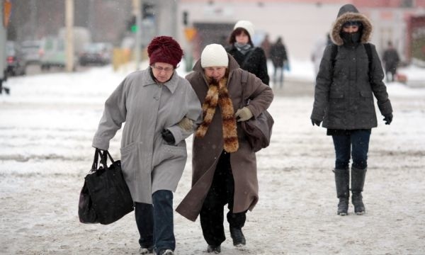 Uwaga! Na chodnikach jest szklanka, pieszym ciężko się poruszać