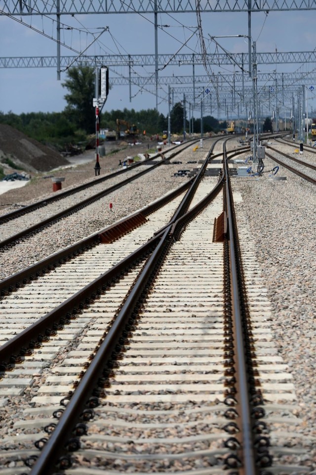 18-latek spadł na torowisko z wysokości kilku metrów.