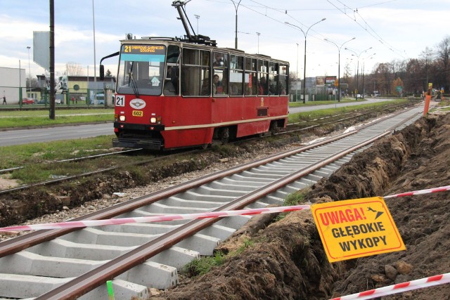 Prace w Dąbrowie Górniczej przeniosły się w stronę byłej Huty Katowice, w Będzinie trwa wymiana torowiska od nerki w stronę Sosnowca