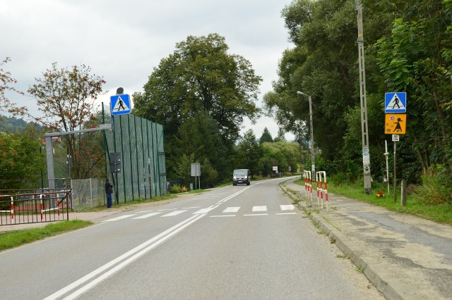 Przejście dla pieszych przy szkole w Krzczonowie