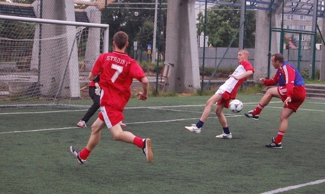 Piłkarze Strojnego Lubienia (w biało-czerwonych koszulkach) w meczu otwarcia Summer Cup w Skarżysku-Kam. ulegli radomskim oldbojom 0:3. 