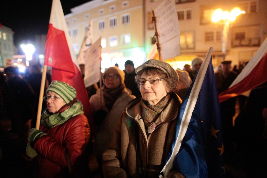 Na placu Wolności w Opolu zebrało się w środę ponad 300...