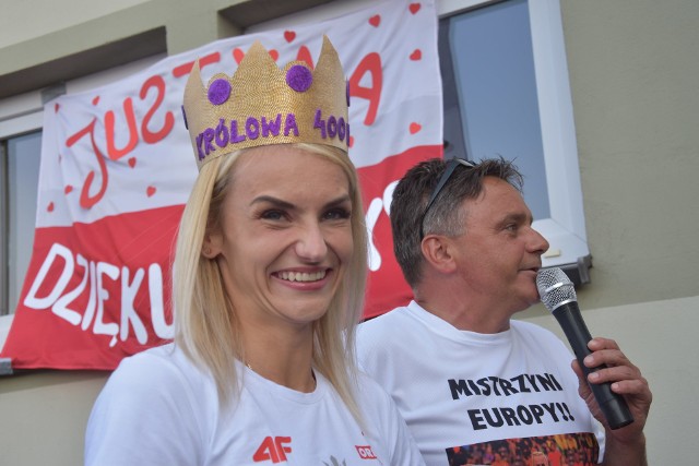 W raciborskich Ocicach mieszkańcy miasta, sąsiedzi, rodzina i znajomi hucznie powitali podwójną mistrzynię Europy Justynę Święty-Ersetic. Były transparenty, biało-czerwone balony, szaliki, głośne "Sto lat" i "Dziękujemy".