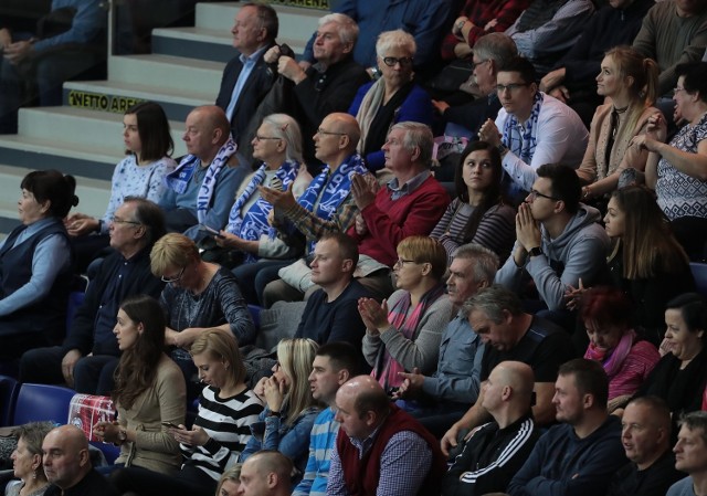 Stocznia Szczecin pokonała Czarnych Radom 3:1 w 8. kolejce spotkań siatkarskiej ekstraklasy. Hitowe spotkanie oglądało w Netto Arenie kilka tysięcy fanów. Znajdziesz się na zdjęciach?Zobacz wideo:  Bądź w formie: Zadbaj o odpowiednie nawodnienie organizmu