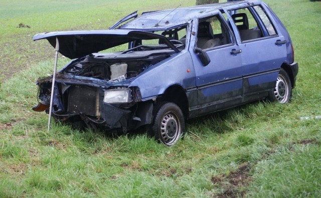 Kierowca zjechał do rowu, po czym auto dachowało.