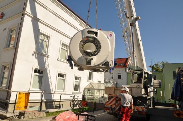 Rezonans magnetyczny, choć to superprecyzyjne urządzenie, swoje waży. Dokładnie zaś 4,5 tony. 