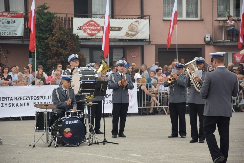 Parada i tańce instrumentalistów w Skale. Festiwal Orkiestr Wojskowych i Dętych