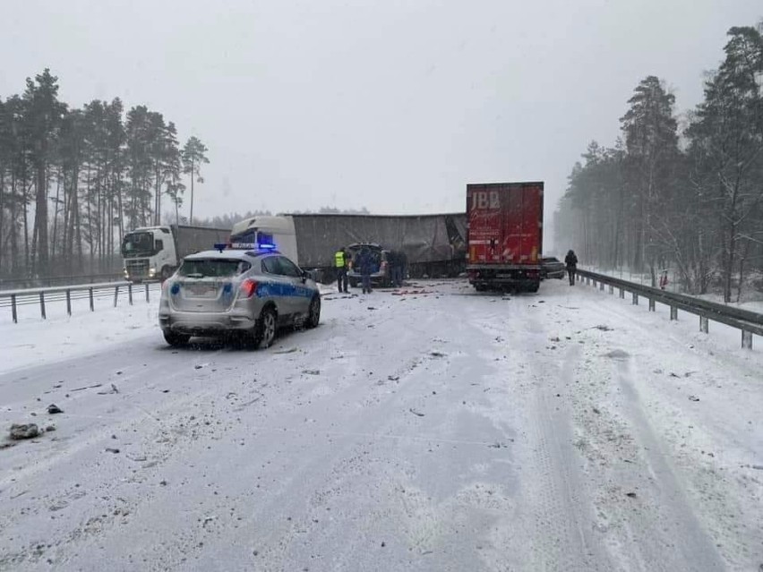 Karambol na S8 w Nagoszewie, 16.01.2021. Na pasie jezdni w kierunku Białegostoku zderzyło się pięć pojazdów. Zdjęcia