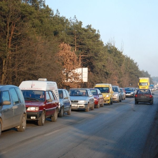 Wczoraj, krótko po godz. 14, Białe Błota. Jak okiem sięgnąć - kierowcy muszą cierpliwie czekać.