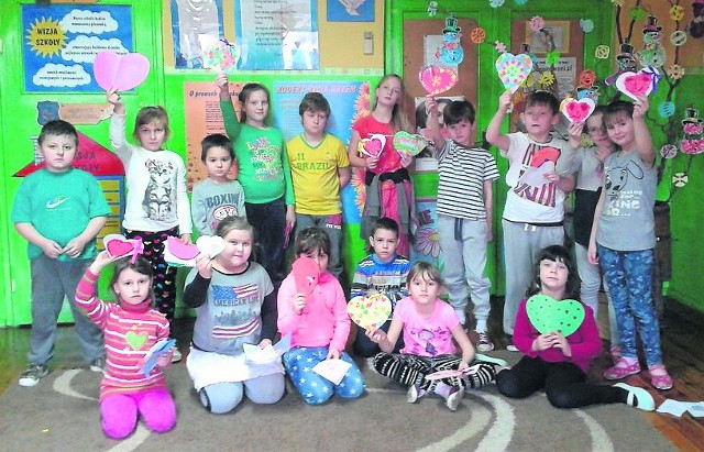 Dzieci ze Szczepanowa prezentują walentynkowe laurki. Czy to ostatni rok nauki w starej szkole?