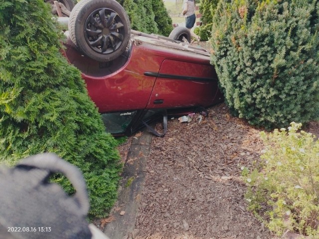 16 sierpnia (wtorek) kilka minut przed 13.00 w miejscowości Kramsk-Łęgi doszło do groźnie wyglądającego wypadku. Kierowca Fiata Seicento wypadł z drogi, a następnie rozbił płot posesji nr 36 i dachował do ogrodu. Na szczęście nikomu nic się nie stało.