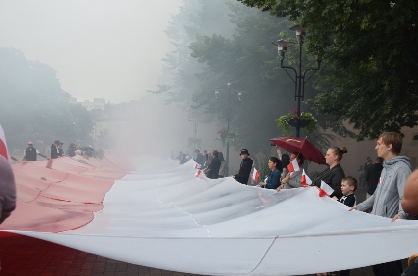 Biało-czerwona flaga na placu Baczyńskiego w Tychach