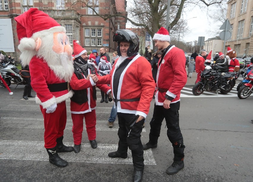 Motomikołaje 2019. Kolejna taka akcja. Motocykliści przywieźli prezenty do szpitala w Zdrojach [ZDJĘCIA, WIDEO] 