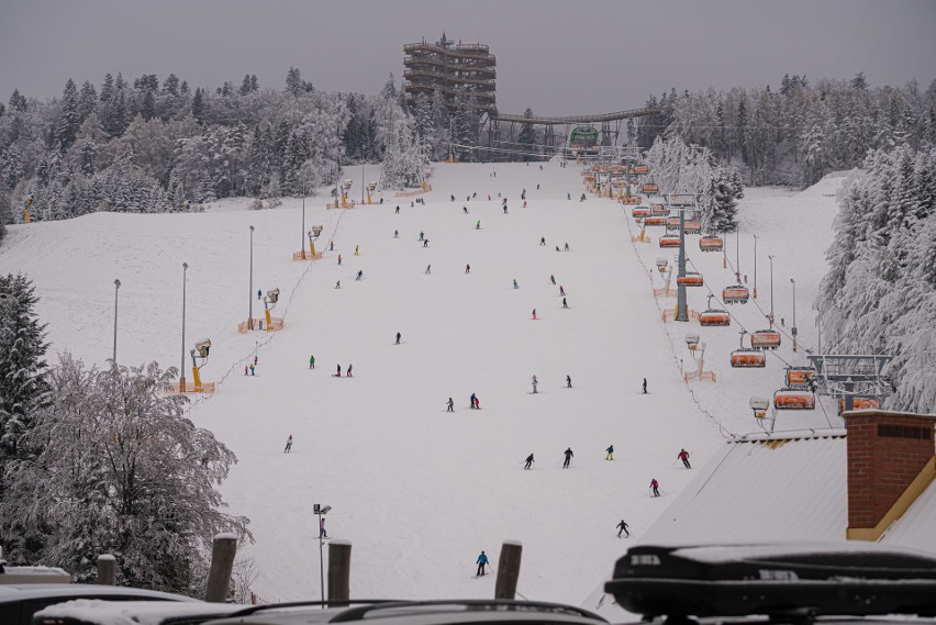 Pierwsi narciarze już szusują po stoku. Ośrodek Słotwiny Arena otworzył sezon zimowy