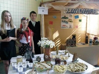 W biurze "Lubo u nas" serwowano m.in. pierogi z kaszą gryczaną i tort krakowski Fot. Magdalena Uchto
